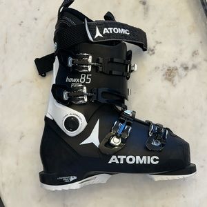 Atomic ski boots, energy, backbone, black-and-white
